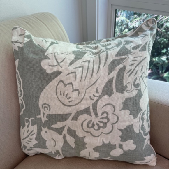 Two Thomas Paul 100% linen pillows, 22x22 inches with down inserts included. - Picture 3 of 9